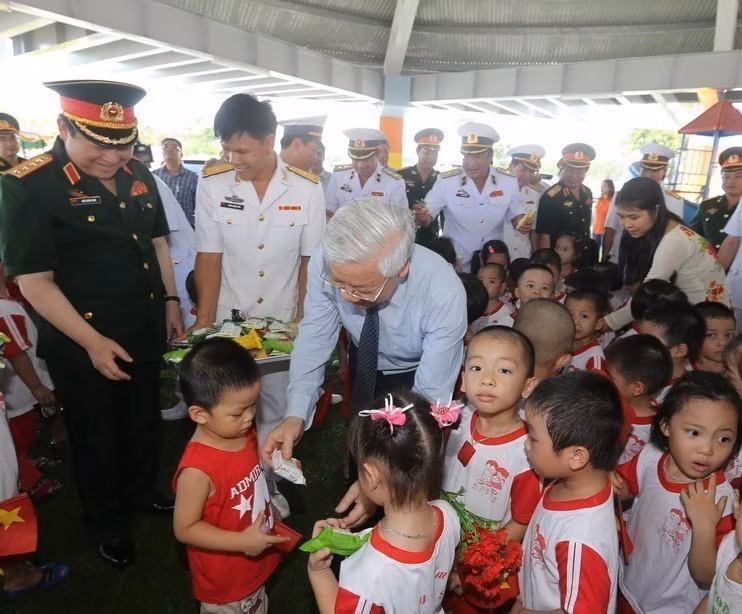 General Secretary Nguyen Phu Trong presents gifts to children at Truong Sa kindergarten, Khanh Hoa province on May 5, 2016. (Photo: VNA)