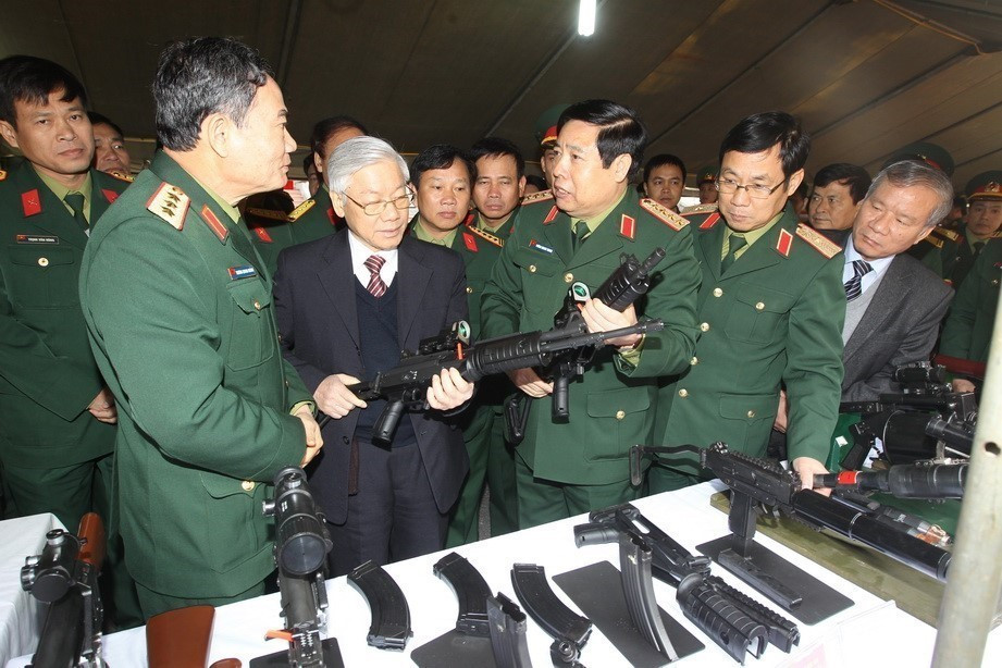 Party General Secretary Nguyen Phu Trong visits the display of defense science and technology products at the conference to review military and defense work in 2013 (Hanoi, December 28, 2013). (Photo: VNA)