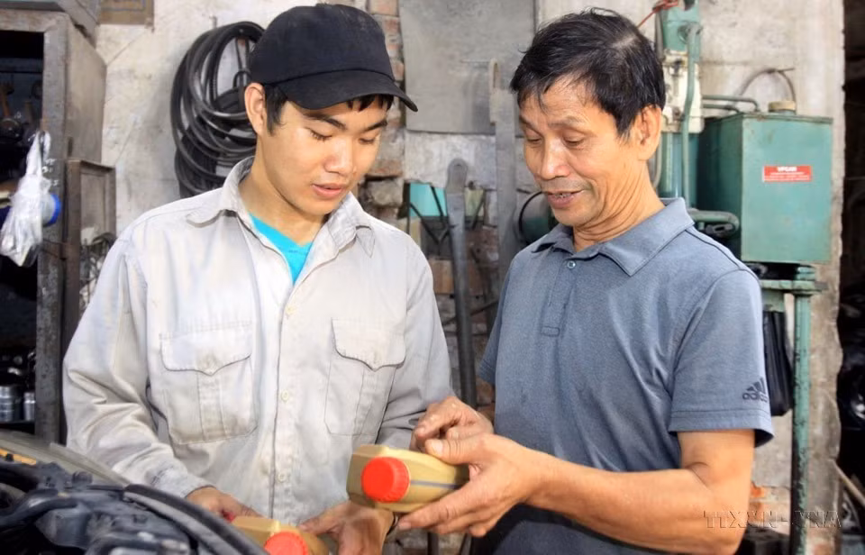 War invalid Vu Van Tinh from Hoang Dieu ward, Thai Binh city, Thai Binh province, has developed production and created jobs for the children of wounded and sick soldiers in the area, with a salary of 3.5 million VND per month. (Photo: VNA)