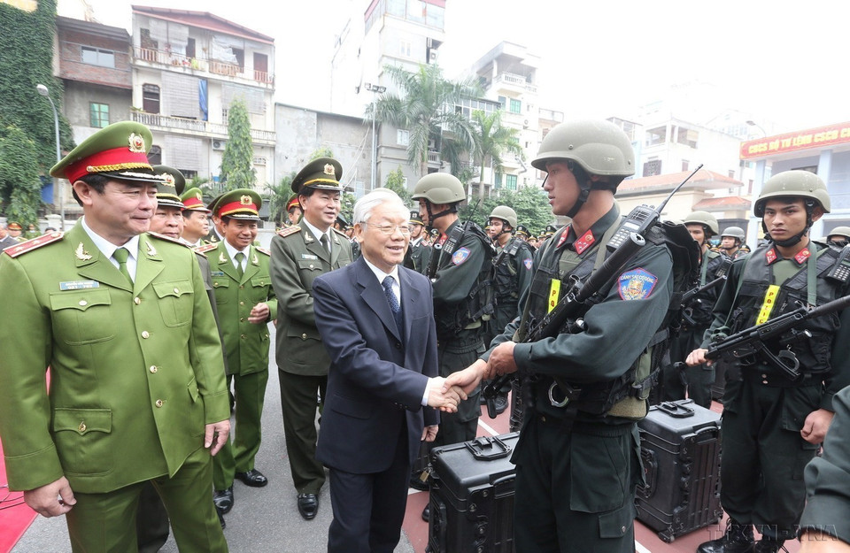 The Party General Secretary visits and inspects the combat readiness of the Mobile Police Command (Ministry of Public Security) on January 2, 2016. (Photo: VNA)