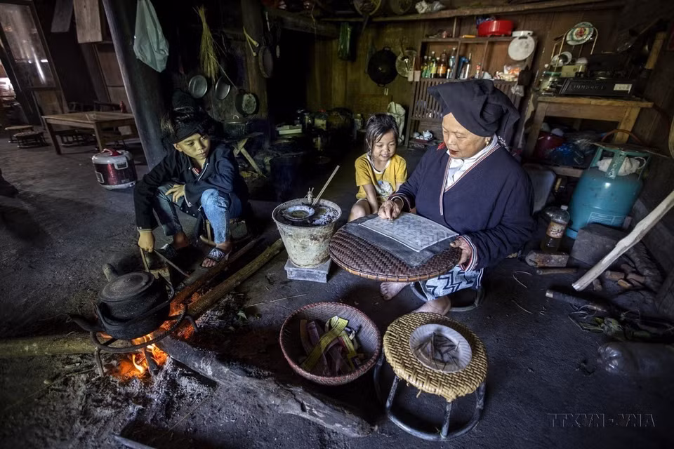 Older women in Sung village, Cao Son commune, Da Bac district (Hoa Binh) are teaching and preserving the cultural beauty of the Dao Tien ethnic group's brocade weaving, while contributing to developing local tourism. (Photo: VNA)