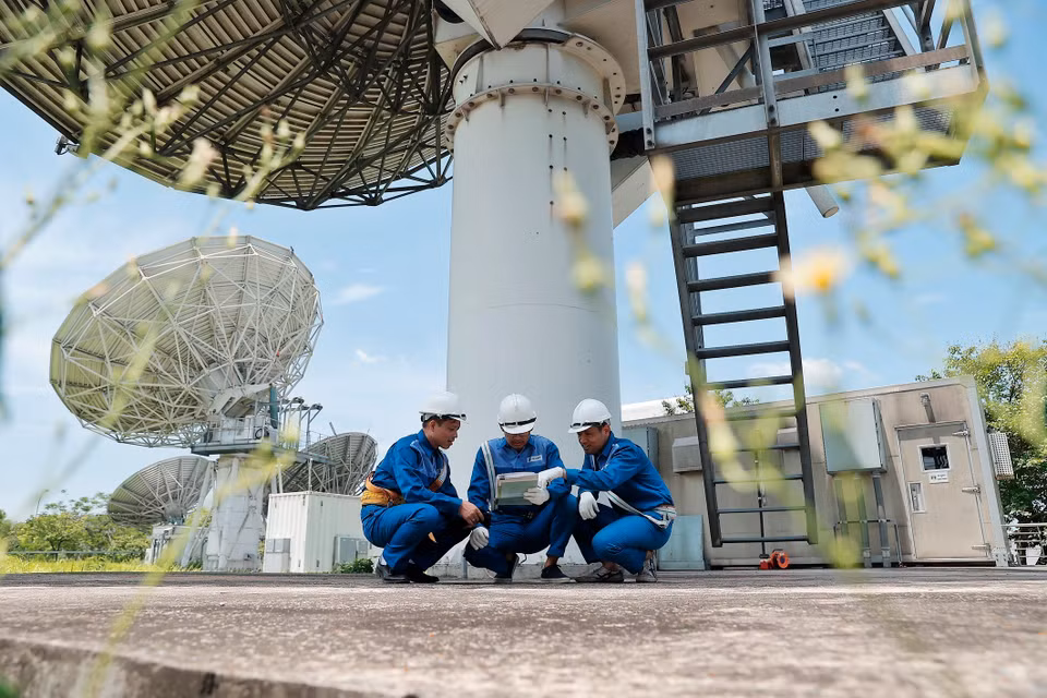 Routine maintenance of satellite antennas at the VINASAT-Que Duong Station (Photo: VNA)