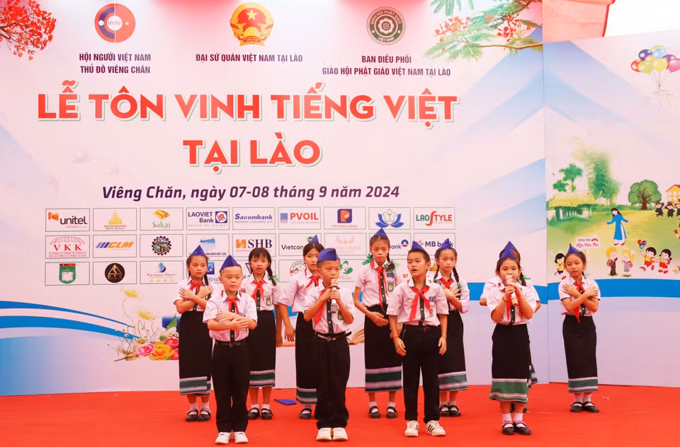 A musical performance titled "Singing About Uncle Ho" by Vietnamese and Lao students at the 2024 Vietnamese Language Honor Ceremony in Laos. (Photo: VNA)