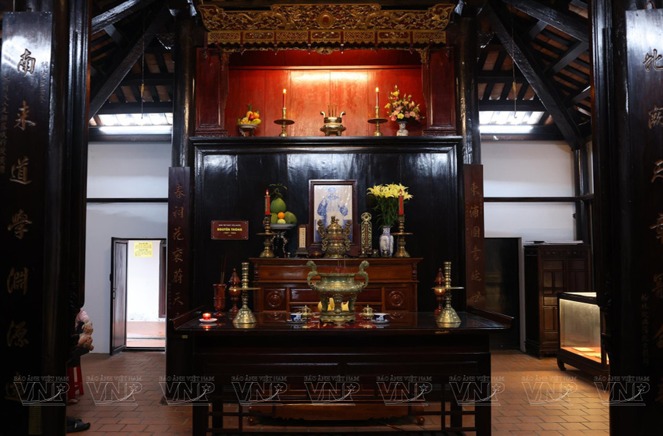 A solemn altar for Nguyen Thong (1827–1884), a patriotic poet, writer, and social activist, is installed in the school. (Photo: VNA)
