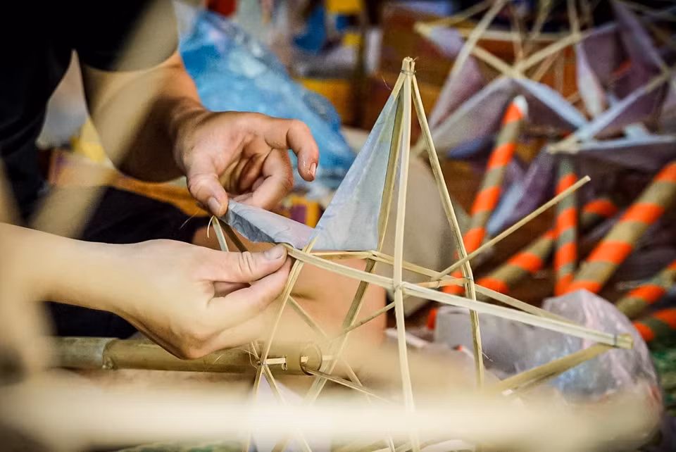 The toys are entirely handmade, requiring the artisans to possess highly skilled, precise, and meticulous craftsmanship, paying attention to even the smallest details. (Photo: VNA)