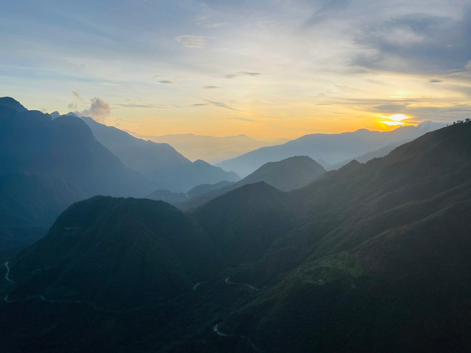 At sunset, the pass transforms into a spectacular landscape, captivating visitors with its beauty. (Photo: VNA)
