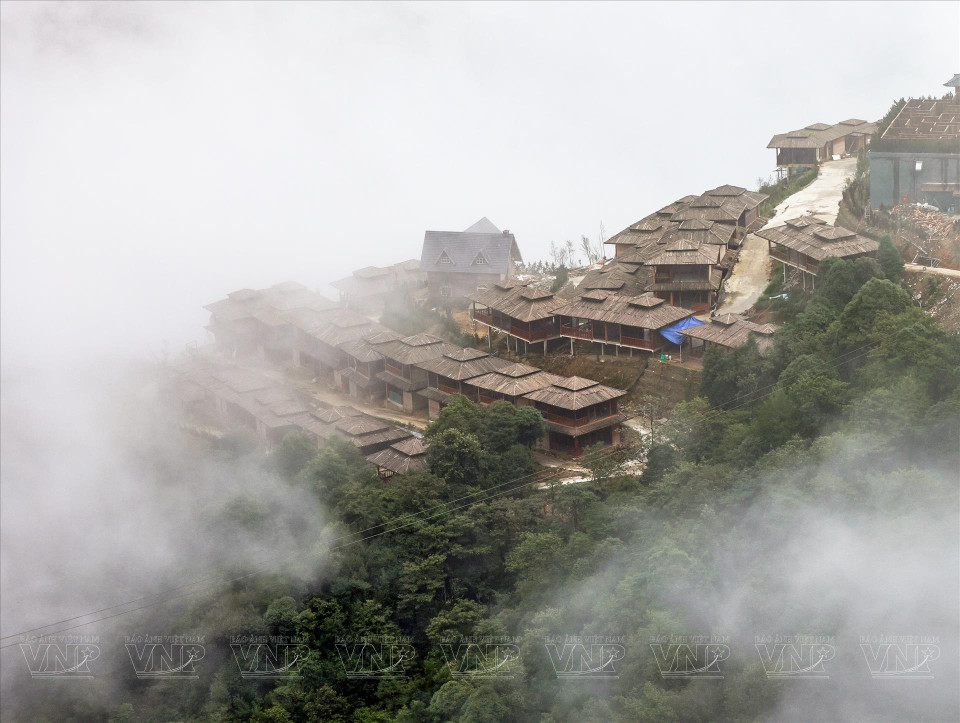 A homestay nestled among the clouds on O Quy Ho Pass offers a serene retreat, while tourists frequently stop to admire the majestic views. (Photo: VNA)