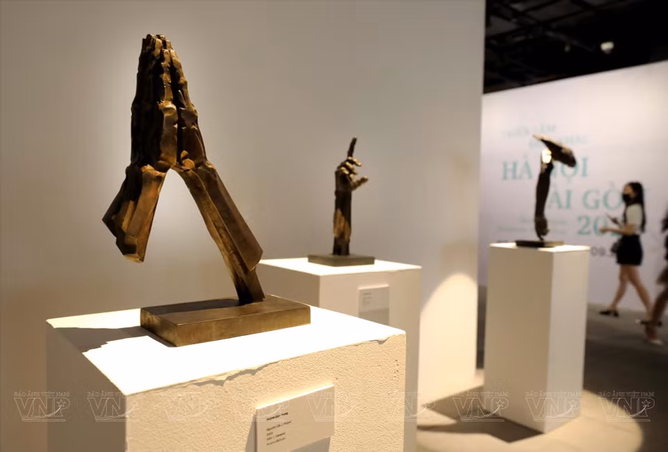 An artwork made from ceramics by artist Huynh Bao Trung. (Photo: VNA)