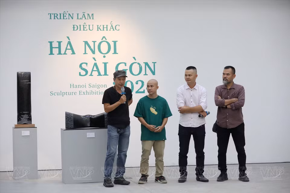 Sculptor Dao Chau Hai shares his thoughts at the exhibition's opening ceremony. (Photo: VNA)
