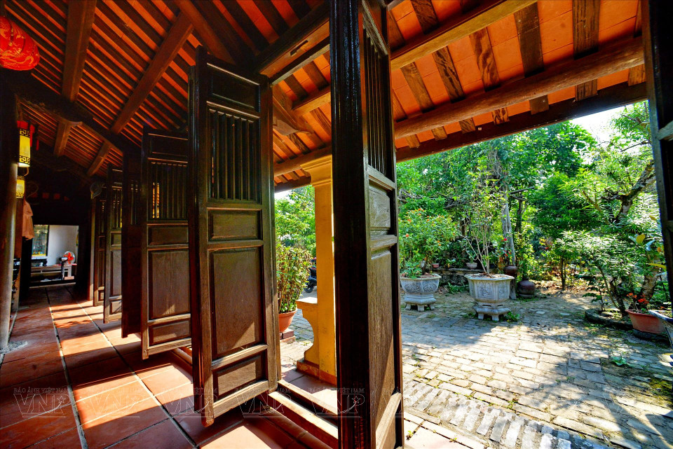 Wooden panel doors opening to the garden in front (Photo: VNP/VNA)