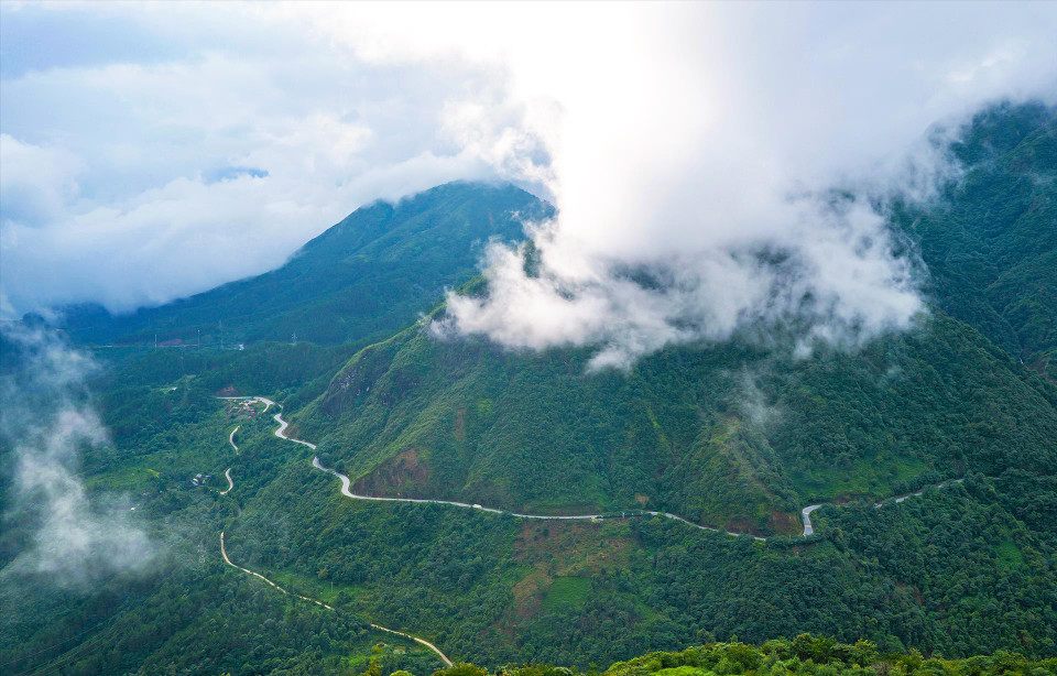 Located on National Highway 4D, straddling the border between Lao Cai and Lai Chau provinces, O Quy Ho Pass stretches approximately 50 kilometers, making it one of Vietnam's longest mountain passes. (Photo: VNA)