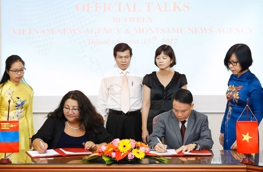General Director of the Vietnam News Agency Nguyen Duc Loi and General Director of the Mongolian News Agency Montsame Ganchimeg Badamdorj sign a cooperation agreement (Hanoi, August 15, 2017). (Photo: VNA)