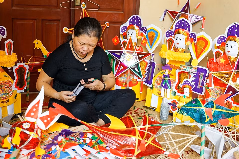 Artisan Nguyen Thi Tuyen, the last craftsperson of the folk toy village in Hau Ai Village, Van Canh Commune, Hoai Duc District, Hanoi, continues to meticulously craft each step in creating these traditional toys. (Photo: VNA)