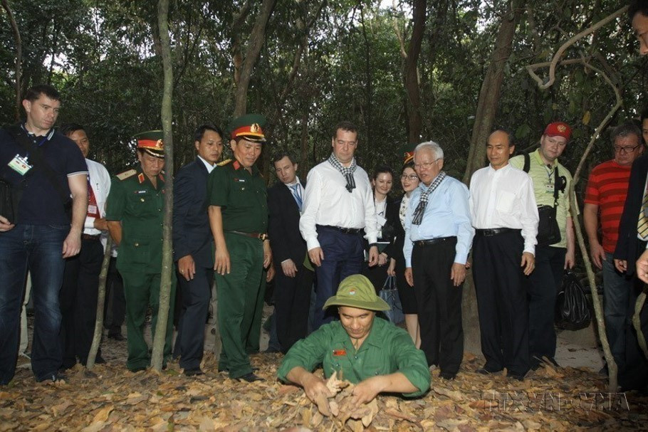 Russian Prime Minister Dmitry Medvedev visits the Cu Chi tunnels historical site in Ho Chi Minh City during his official visit to Vietnam, April 7, 2015. (Photo: VNA)
