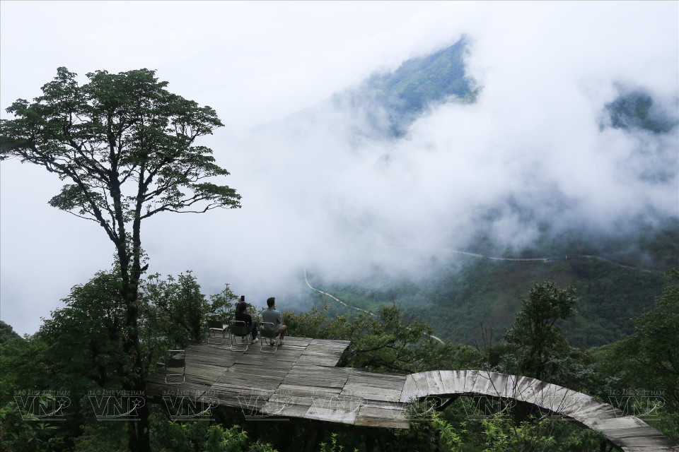 With an altitude of 2,000 meters above sea level, O Quy Ho Pass is surrounded by endless clouds and mountains, with winding, treacherous roads that challenge even the most seasoned travelers. (Photo: VNA)