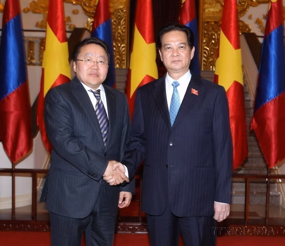 Prime Minister Nguyen Tan Dung meets with Mongolian President Tsakhiagiin Elbegdorj during the latter’s state visit to Vietnam (Hanoi, November 21, 2013). (Photo: VNA)