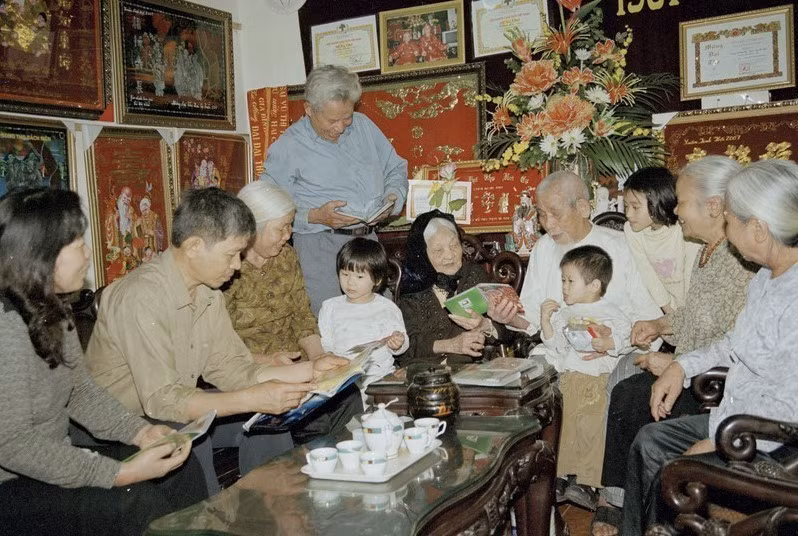 The "five-generation" family of Mr. Vu Dinh Gia and Mrs. Ngo Thi Muoi (in Hanoi) has always lived harmoniously and joyfully (2007). (Photo: VNA)