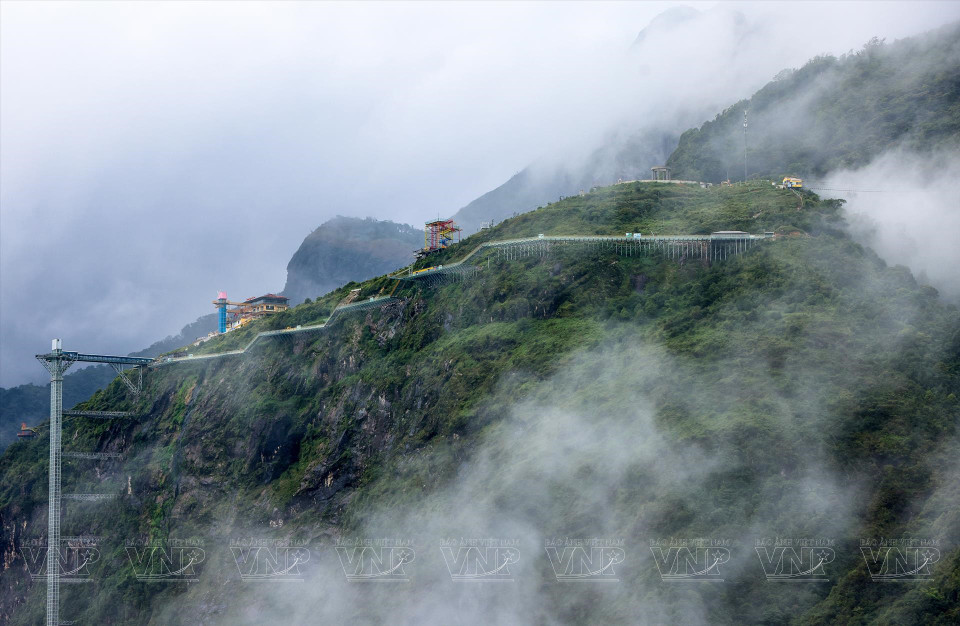 With an altitude of 2,000 meters above sea level, O Quy Ho Pass is surrounded by endless clouds and mountains, with winding, treacherous roads that challenge even the most seasoned travelers. (Photo: VNA)