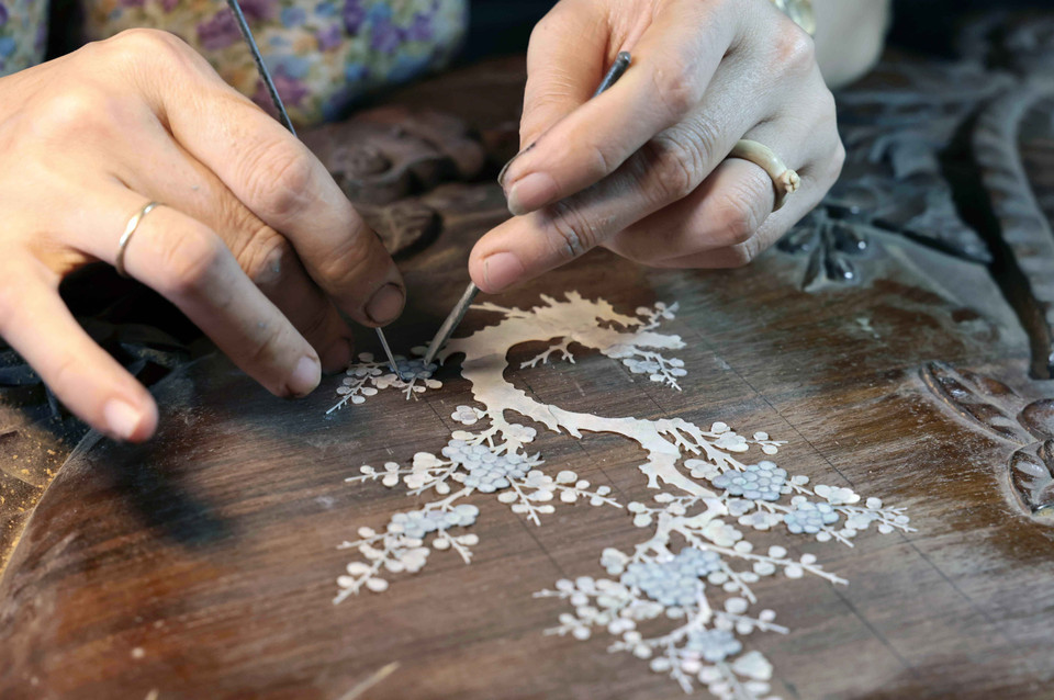 Chuon Ngo village, located in Chuyen My commune, Phu Xuyen district, Hanoi, boasts a rich history of mother-of-pearl craftsmanship. Despite the ebb and flow of history, this traditional craft has been preserved and developed over generations. (Photo: VNA)