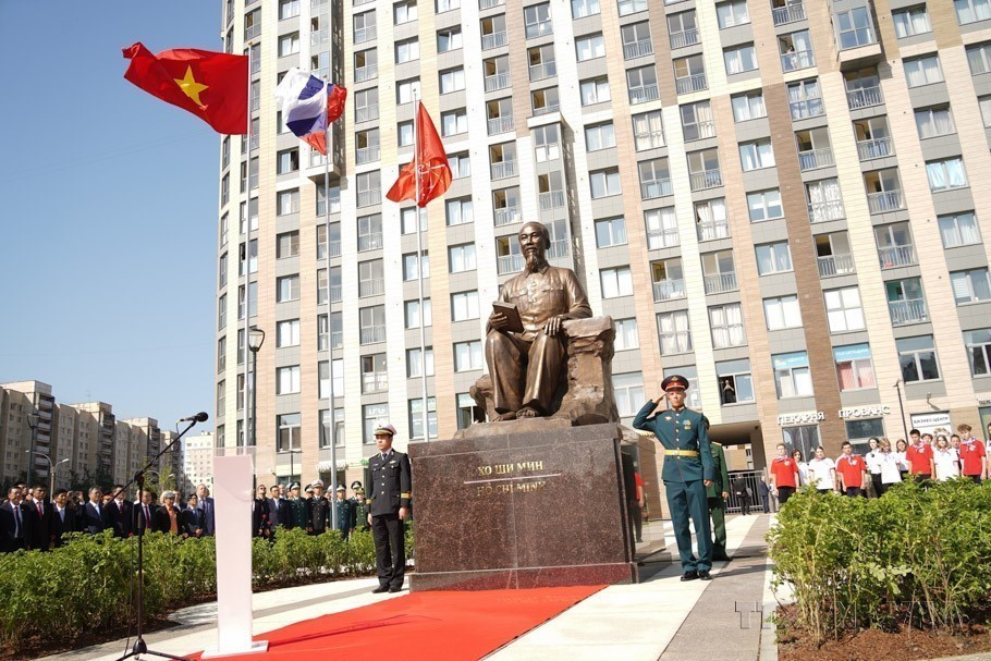 The inauguration ceremony of the Ho Chi Minh statue in St. Petersburg, Russia, June 30, 2023. (Photo: VNA)