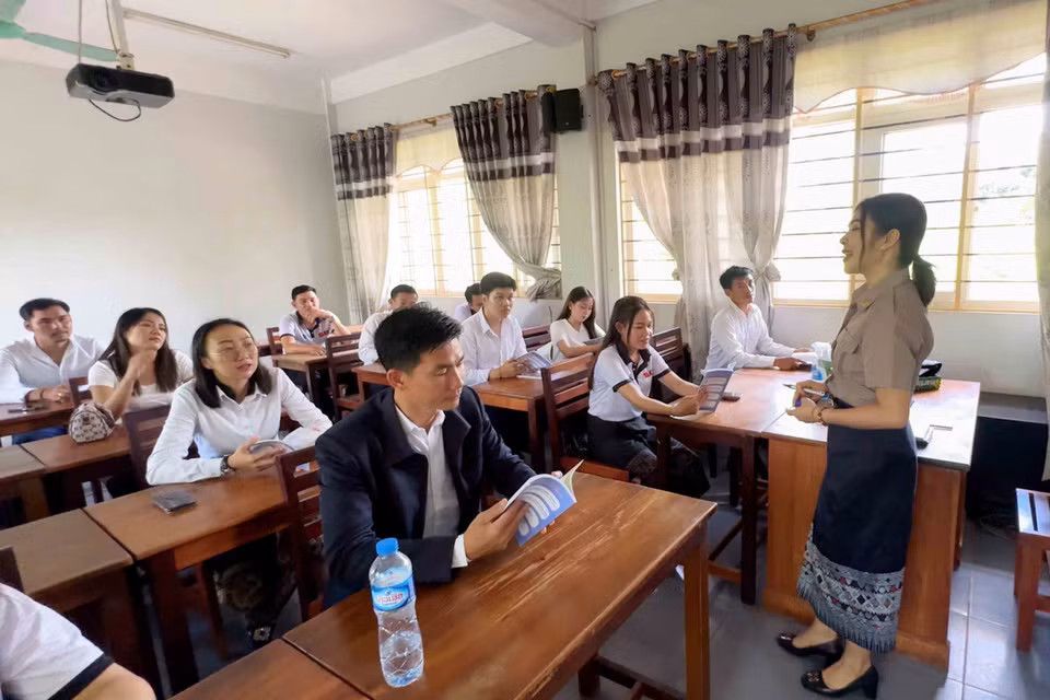 A Vietnamese class for Lao officials, taught by Ms. Lanny Phetnion, at the Faculty of Vietnamese Language, National University of Laos. (Photo: VNA)