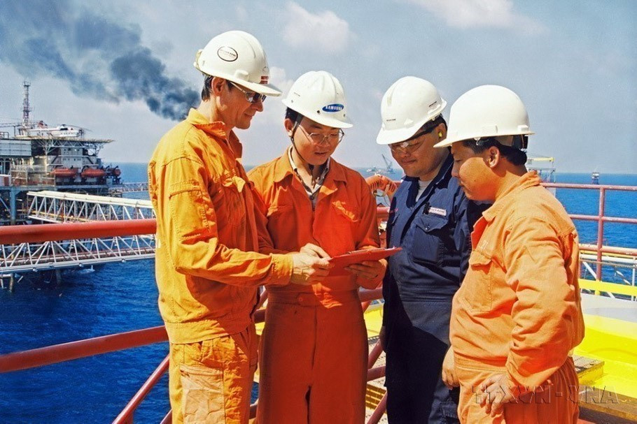 Russian and Vietnamese officials and experts on an oil rig off the coast of Ba Ria-Vung Tau province. (Photo: VNA)