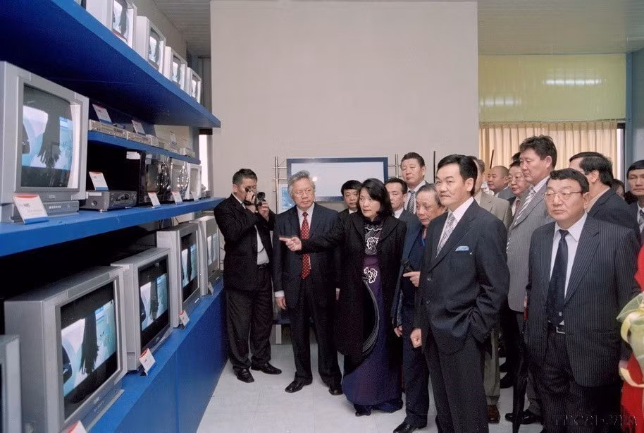 Mongolian President Natsagin Bagabandi visits Hanel Electronics Company in Sai Dong B Industrial Park (Hanoi, January 21, 2005). (Photo: VNA)