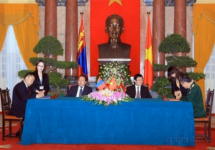 President Truong Tan Sang and Mongolian President Tsakhiagiin Elbegdorj witness the signing of a MoU on cooperation in the field of Defense between the two countries' Ministries of Defense (2013). (Photo: VNA)