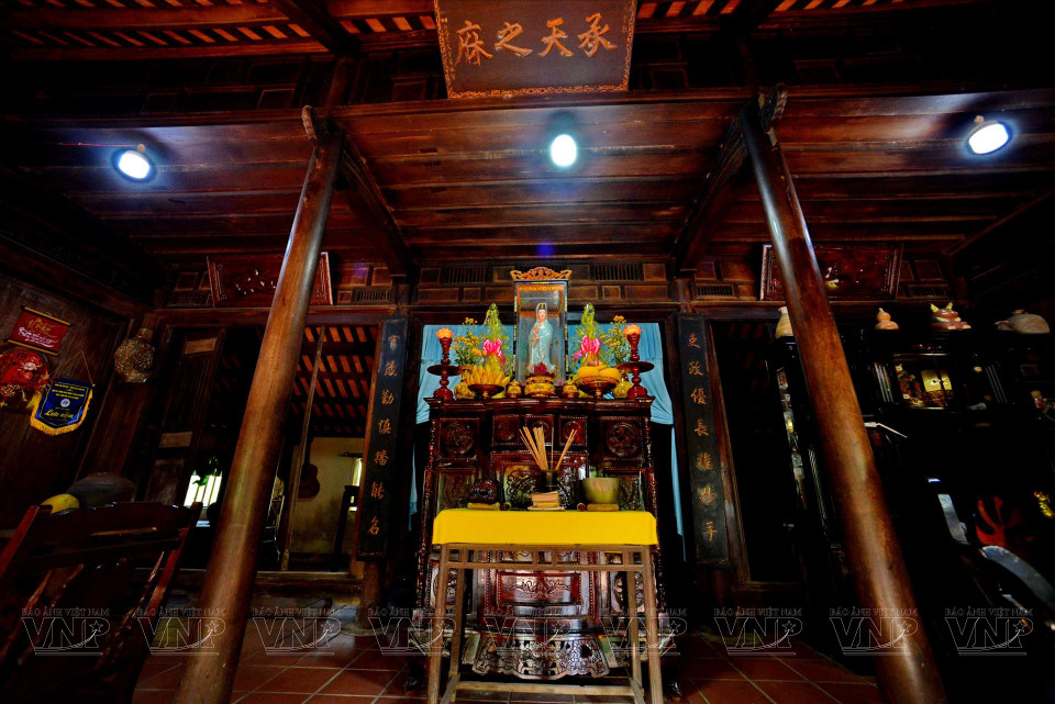 The central space of a traditional "ruong" house, designated for worship (Photo: VNP/VNA)