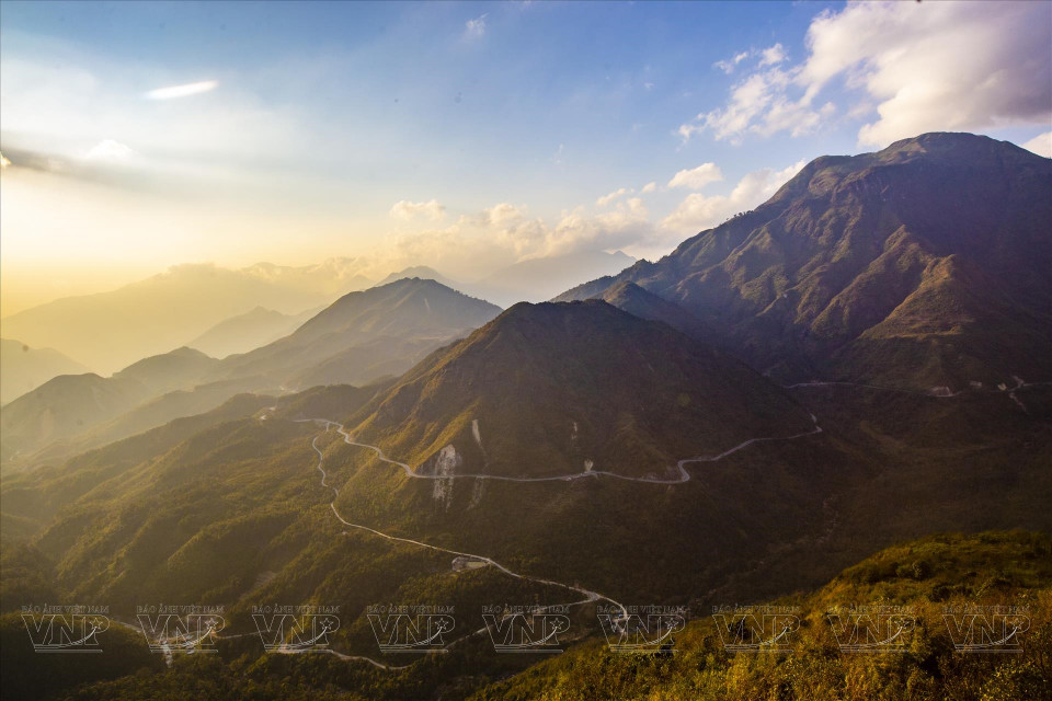 At sunset, the pass transforms into a spectacular landscape, captivating visitors with its beauty. (Photo: VNA)