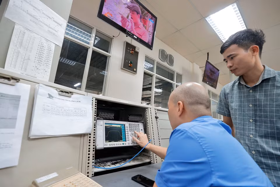 Ground station operations directly provide services to customers. (Photo: VNA)