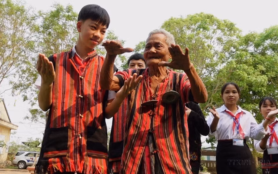 Elder artisans guide, perform, and teach traditional folk songs and instruments of the Pako-Van Kieu ethnic groups to students at A Xing Primary and Secondary School in Huong Hoa district, Quang Tri province. (Photo: VNA)