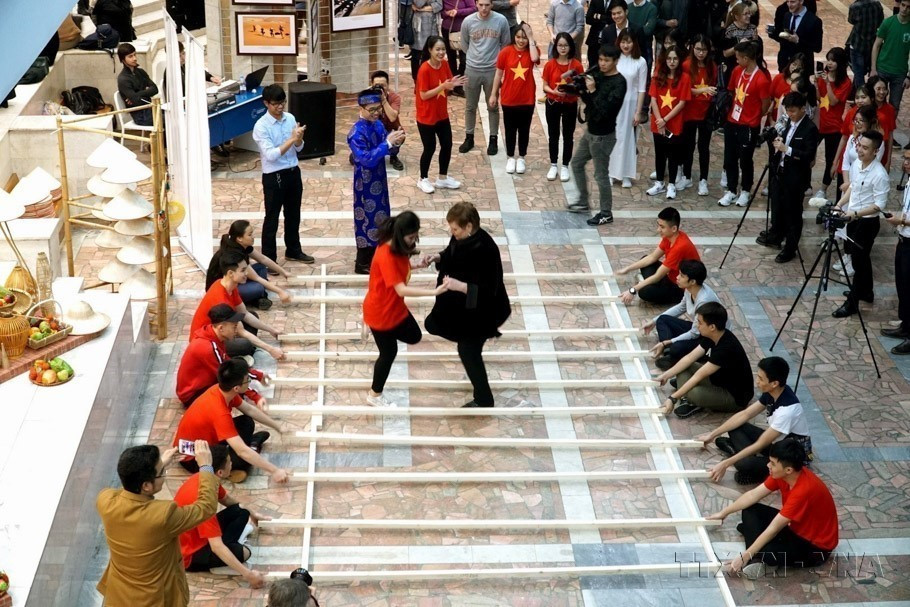Traditional bamboo dance at a Vietnamese Culture festival in Moscow, which aims to introduce and promote Vietnamese culture to Russian and other nations’ people. (Photo: VNA)