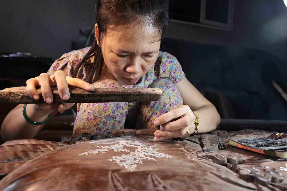 The art of mother-of-pearl inlay requires precision, patience, and exceptional skill. (Photo: VNA)