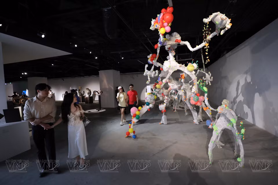 Young visitors attend the "Hanoi-Saigon Sculpture" exhibition. (Photo: VNA)