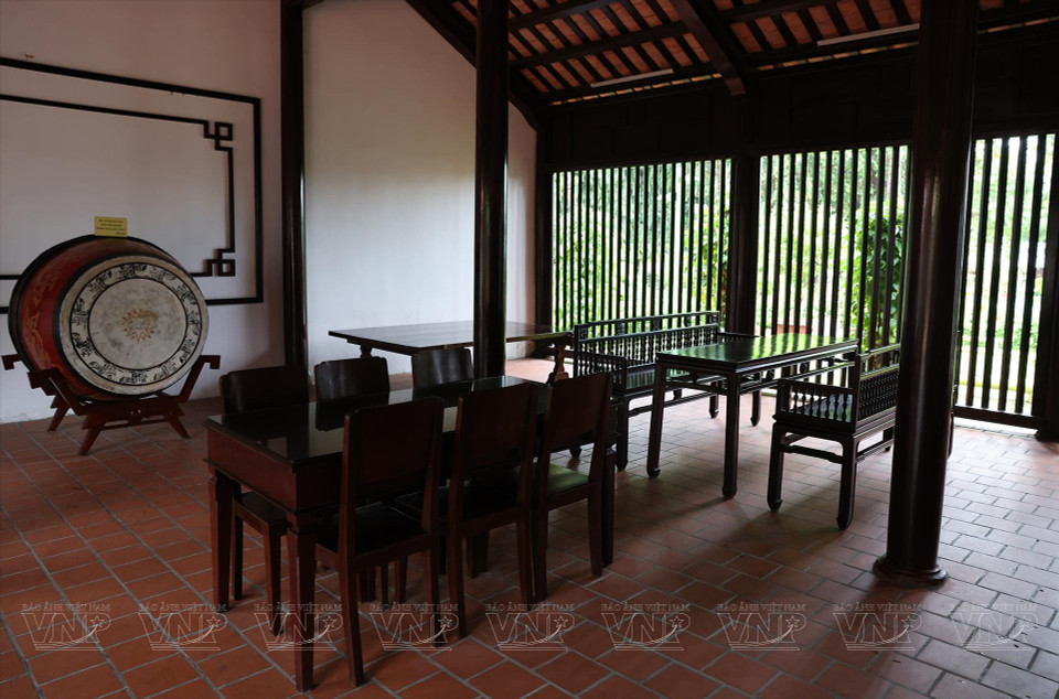The dormitory area for teachers and students of Duc Thanh School includes a tea table and a wooden platform for resting. (Photo: VNA)