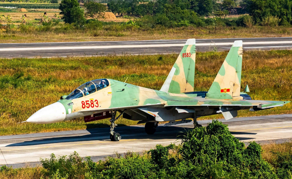 Su30-MK2 fighter jet, which took off from Kep Airport in Bac Giang province, returns after completing training flights. (Photo: VNA)