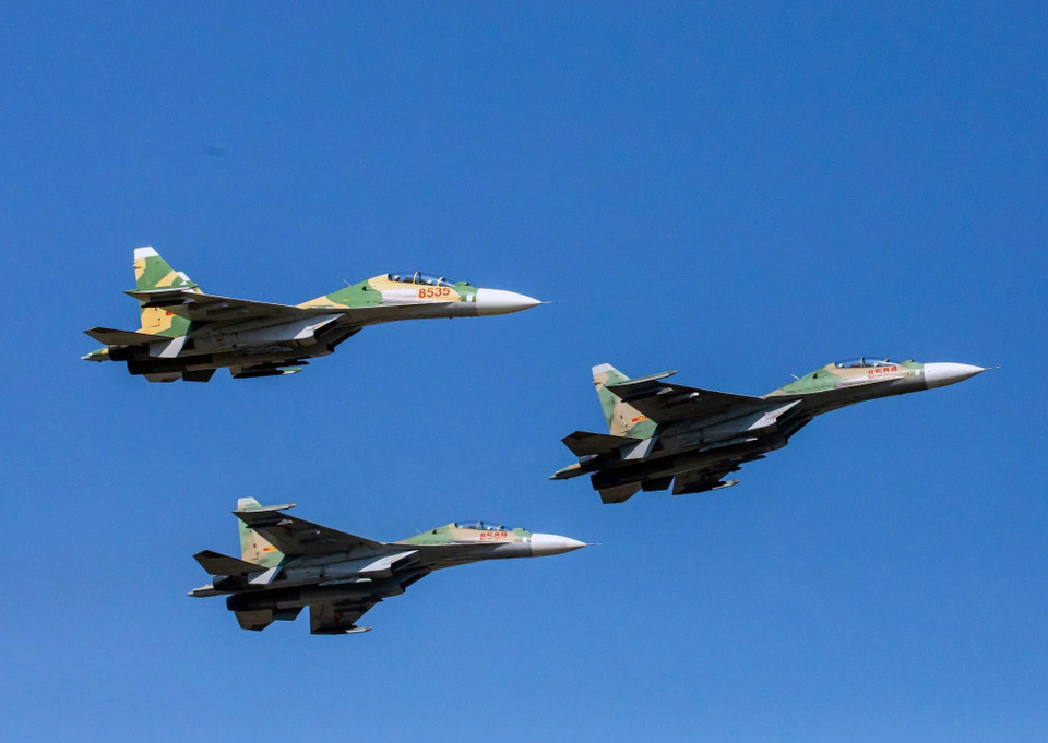 Su30-MK2 jets, which took off from Kep Airport, Bac Giang province, fly over the Gia Lam Airport grandstand. (Photo: VNA)