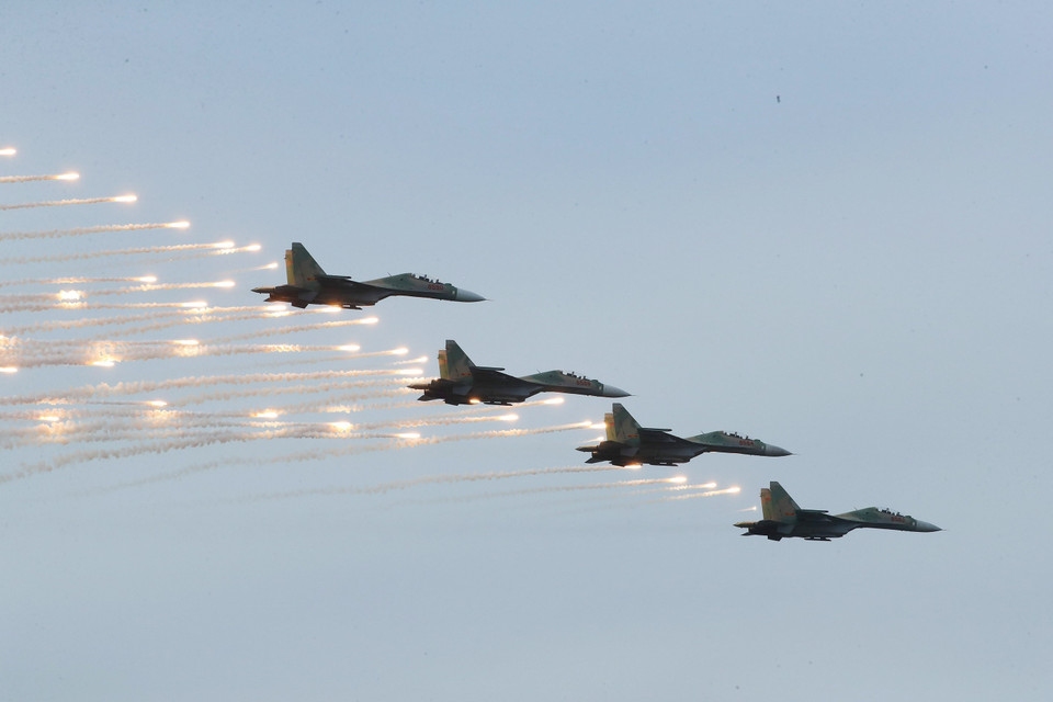 Su30-MK2 practice firing anti-missile flares, a performance slated for the opening ceremony. (Photo: VNA)