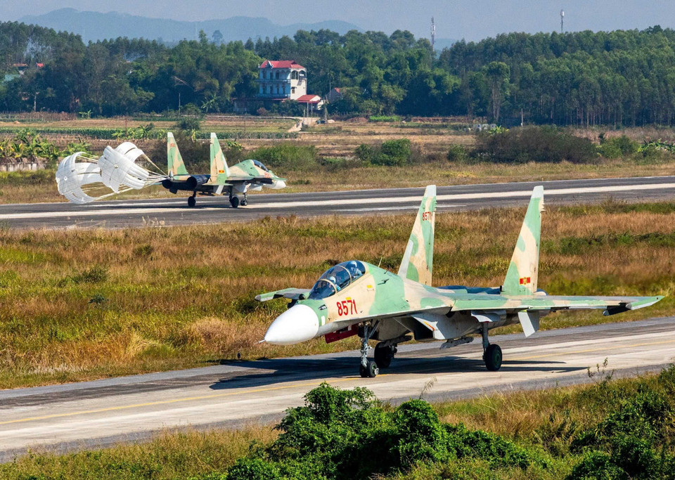 Su30-MK2 fighter jets, which took off from Kep Airport in Bac Giang province, return after completing their training flights. (Photo: VNA)