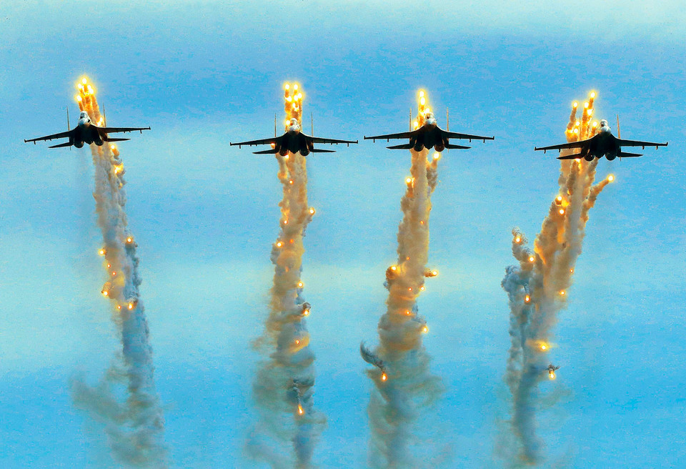 Su30-MK2 practice firing anti-missile flares, a performance scheduled for the opening ceremony. (Photo: VNA)