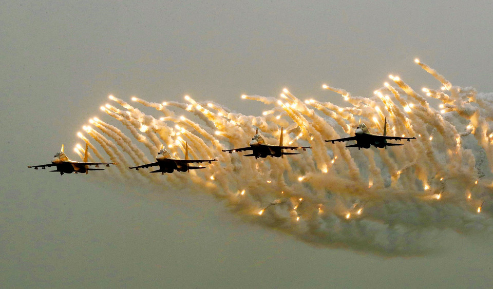 Su30-MK2 practice firing anti-missile flares, a performance at the opening ceremony. (Photo: VNA)