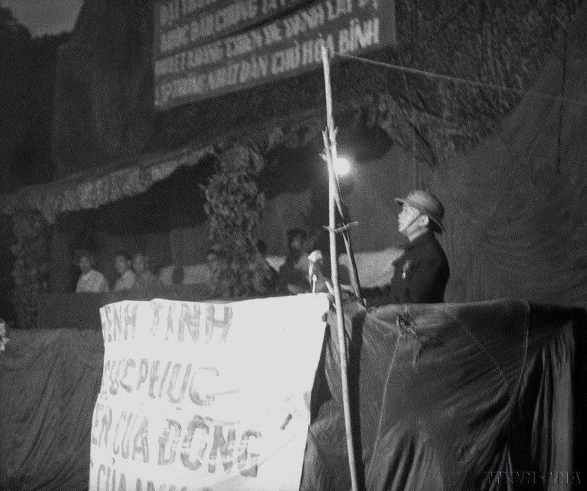 General Vo Nguyen Giap delivers a speech at the victory celebration at the Dien Bien Phu frontlines. (Photo: Archives/VNA)