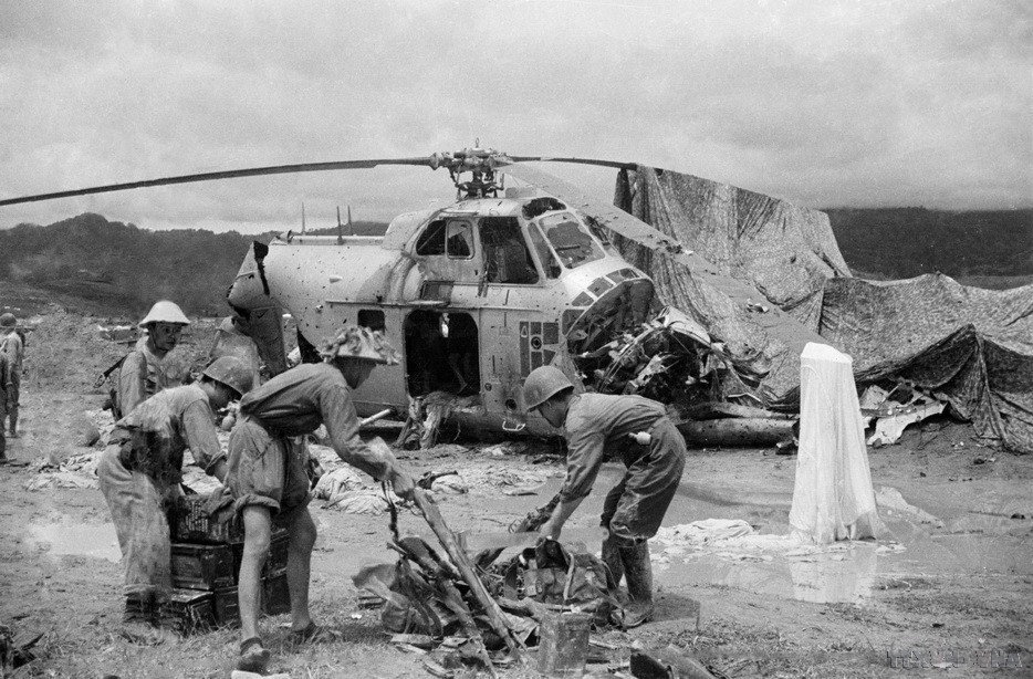 After 56 days and nights of undaunted, brave, and creative fighting, Vietnamese troops and people completely shattered the Dien Bien Phu stronghold, destroying and capturing 16,200 enemy soldiers, shooting down 62 aircraft, seizing 64 vehicles, and capturing all of the enemy’s weapons, ammunition, military gear and supplies. (Photo: Archives/VNA)