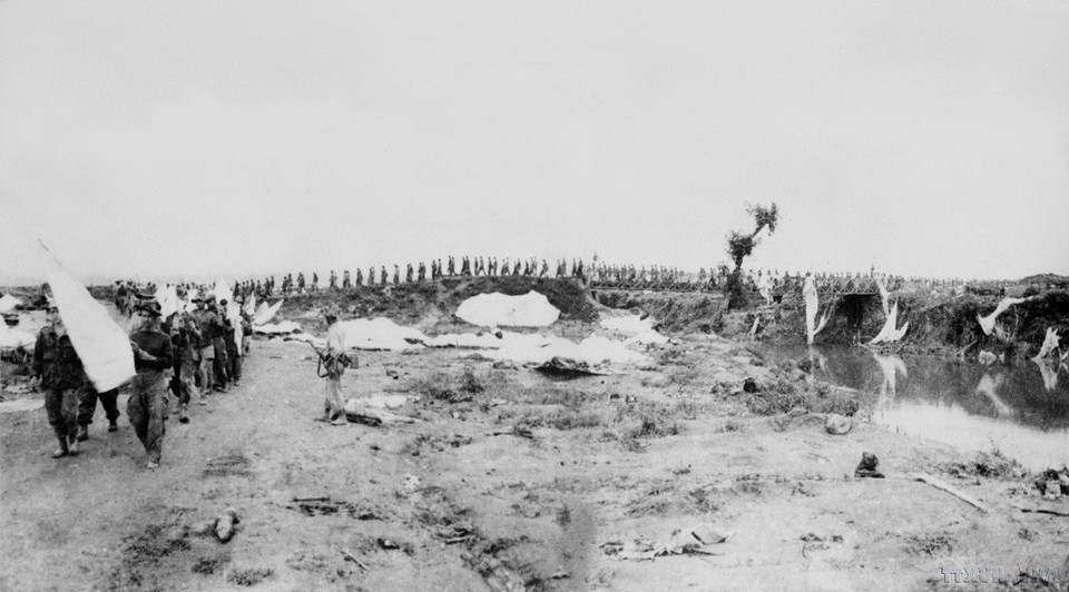 French soldiers at Dien Bien Phu hoist the white flag of surrender, marking the end of the Dien Bien Phu Campaign. (Photo: Archives/VNA)