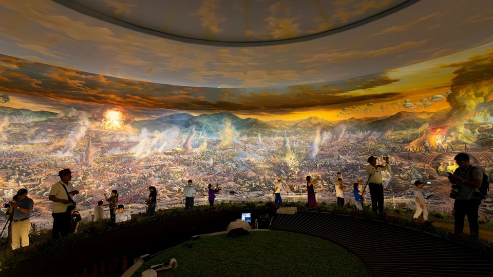 The highlight of the museum is a panorama of the Dien Bien Phu Campaign - the largest in Southeast Asia and one of the three largest in the world of its kind. This artwork vividly and captivatingly depicts all phases of the Dien Bien Phu Campaign. (Photo: Minh Son/Vietnam+)