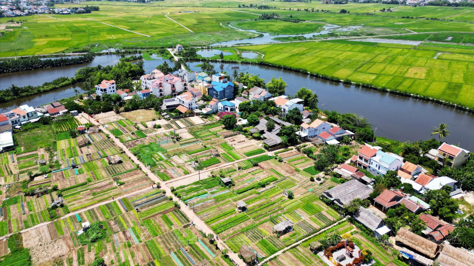 The vegetable growing village of Tra Que locates amidst the tranquil countryside and the gentle De Vong river. (Photo: Vy Thi)