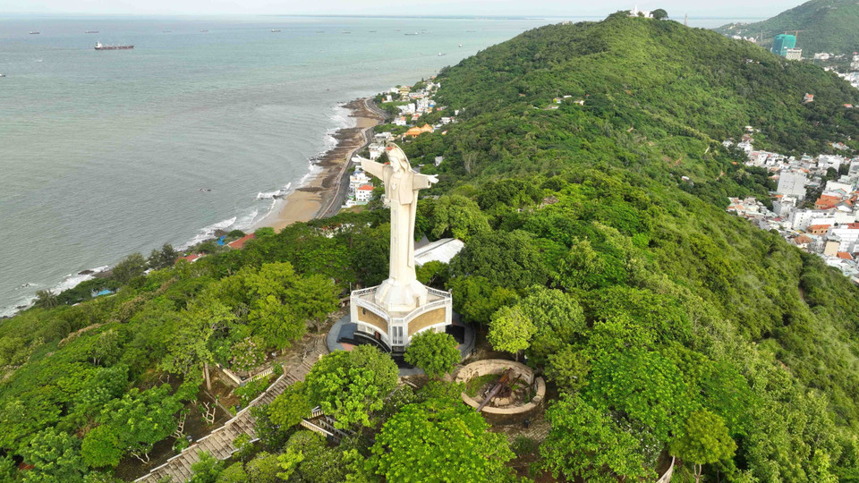 Christ the King Statue (also known as the Outstretched Arms Christ Statue), built on the summit of Small Mountain (part of Tao Phung Mountain), Ward 2, Vung Tau City. (Photo: VNA)