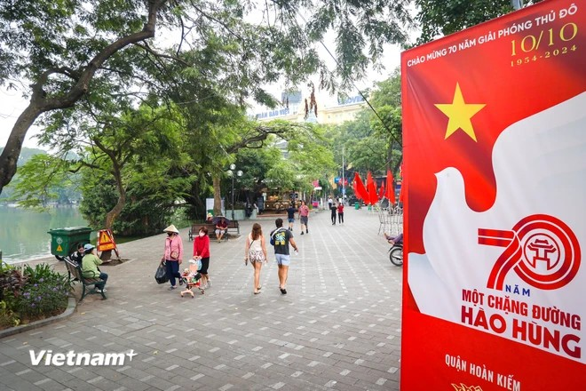 The 70th anniversary of the Liberation of the Capital is an occasion for every citizen to look back the glorious, heroic, and developmental history of Hanoi. (Photo: VNA)