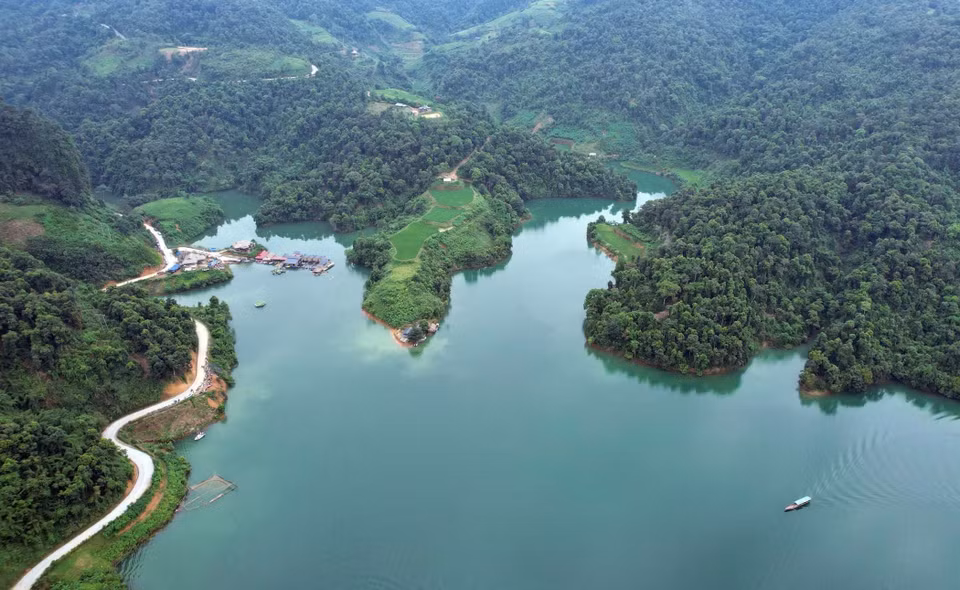 Visitors can take a boat ride to explore and enjoy the pristine beauty of the Ban Chat hydroelectric reservoir. (Photo: VNA)